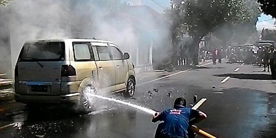 Mobil terbakar, sejoli asal Rusia sempat terjebak di dalam
