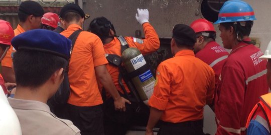 Tongkang isi ribuan ton BBM meledak, 1 orang tewas dan 1 kritis