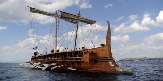 Keseruan mendayung kapal perang era Yunani Kuno