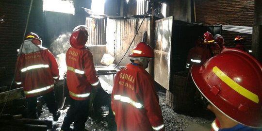 Oven meledak, pabrik kerupuk di Kota Malang ludes terbakar