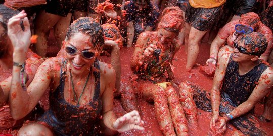 Keseruan para wanita 'bertempur' dalam perang tomat Spanyol