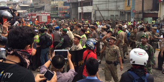 Warga Rawajati dan Satpol PP bentrok, ibu-ibu menangis