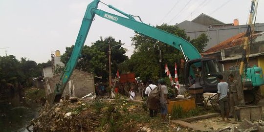 Backhoe mulai hancurkan bangunan Rawajati, warga cuma bisa menonton