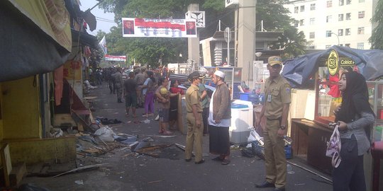 Pembongkaran di Rawajati, warga nyerah dan angkut barangnya sendiri