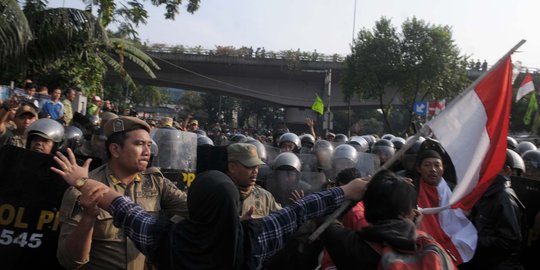 Bentrok dengan warga saat tertibkan Rawajati, 3 Satpol PP luka-luka