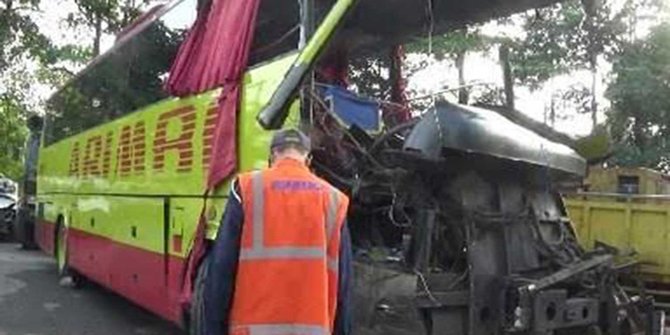 Sopir ugal ugalan bus Arimbi tabrak truk di Tol 