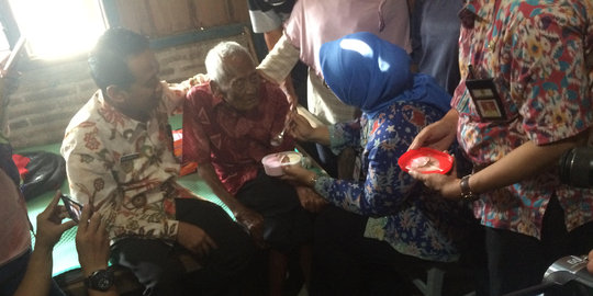 Dikunjungi Bupati Sragen, Mbah Gotho lahap makan es krim