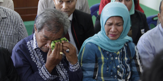 Sambil menangis, orangtua pelaku teror di Gereja St Yosep minta maaf