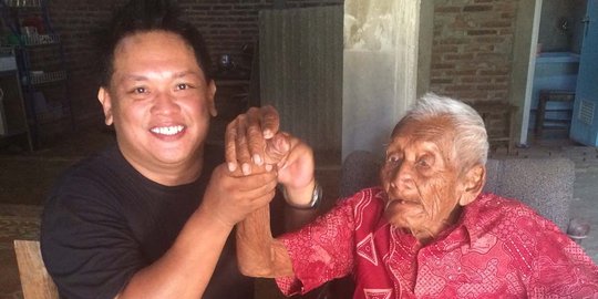 Asiknya ngobrol dengan Mbah Gotho, meski butuh perjuangan