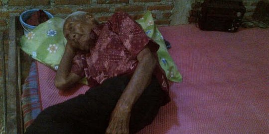 Mendengarkan wayang di radio salah satu hiburan favorit Mbah Gotho