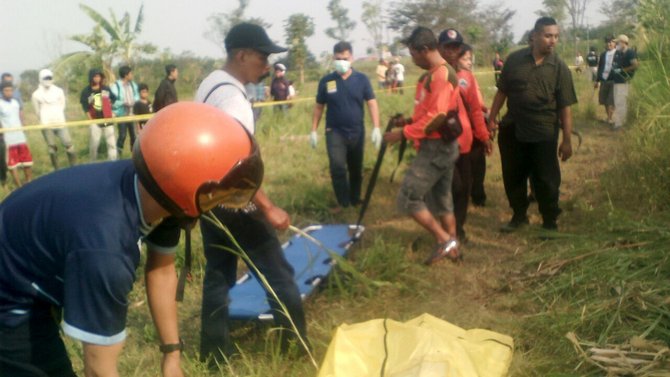 jenazah perempuan muda ditemukan di pinggir ladang