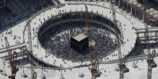 Tak mau berpisah dengan tas bawaan, jemaah haji masuk X Ray