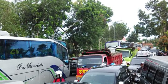 Jalur selatan Tasikmalaya terputus, jembatan rusak tergerus longsor