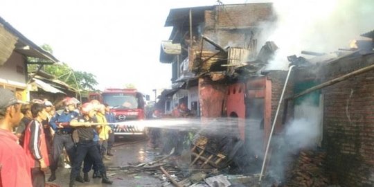 Kompor meledak, 4 rumah di belakang Pasar Gayamsari Semarang hangus