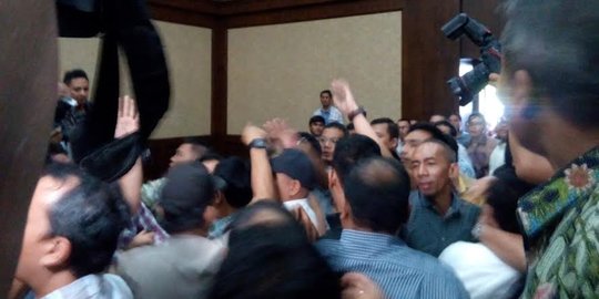 Sidang vonis Marudut, pendukung ribut dengan wartawan