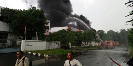 Pabrik kimia di Cikarang terbakar, seorang buruh luka bakar