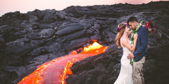 Ekstrem, pengantin ini lakukan sesi foto di antara aliran lahar!