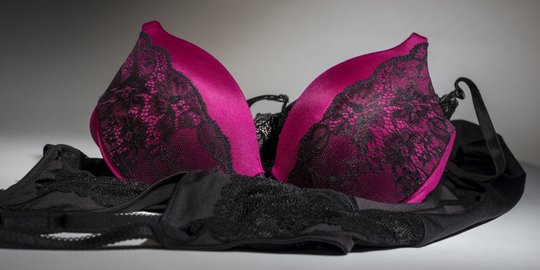 ketahuan pakai 6 bra di tubuhnya rev1