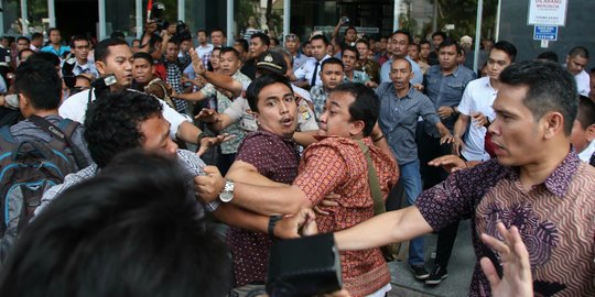 Aksi anarkis pendukung Marudut pukul wartawan foto