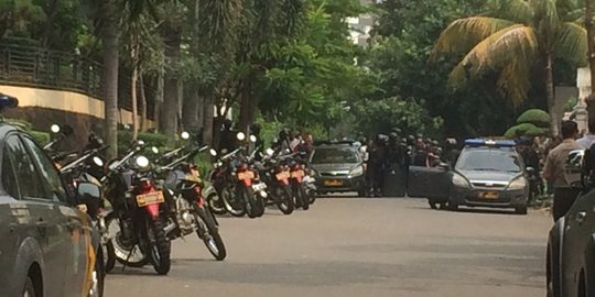 Usai baku tembak, polisi bawa 3 orang keluar dari rumah Pondok Indah