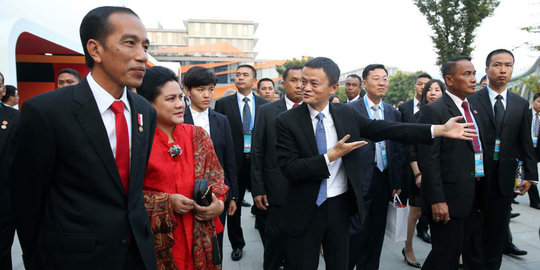 Keakraban Jokowi dan Jack Ma saat berkunjung ke markas Alibaba Group