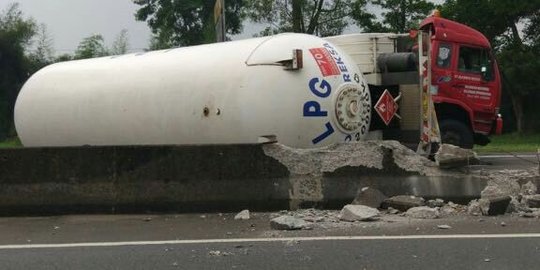Truk LPG muatan 20 ton terguling di Bogor, satu ruas jalan tertutup