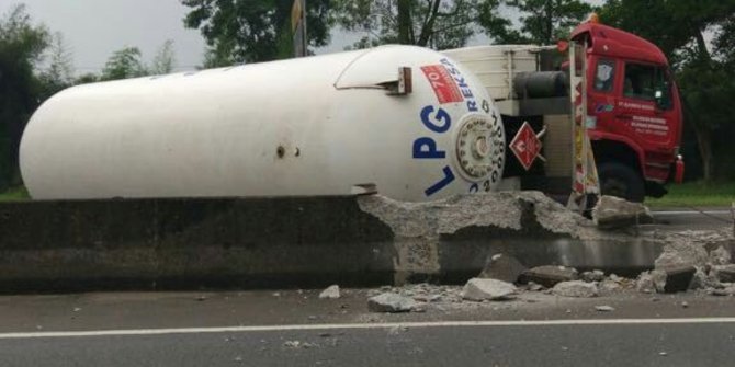  Truk LPG  muatan 20 ton terguling di Bogor satu ruas jalan 