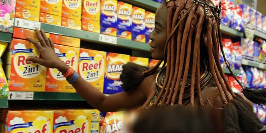 Berpakaian primitif, wanita Suku Himba pede belanja di supermarket