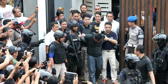istri pelaku korban saling telepon rev1