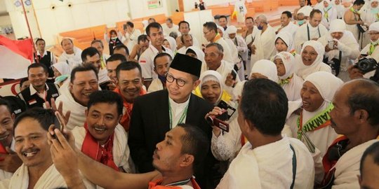 Tiba di bandara Jeddah, Amirul Hajj diajak selfie jemaah haji