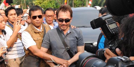 Berkacamata hitam, Aa Gatot senyum-senyum saat tiba di Polda Metro
