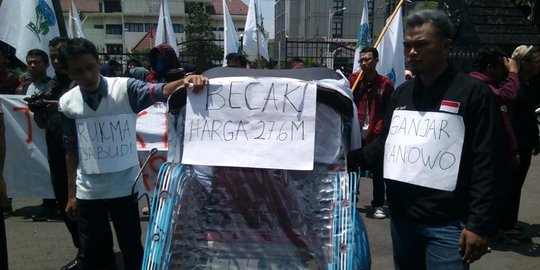Pengadaan mobil dinas telan Rp 27,6 M, mahasiswa demo kantor Ganjar