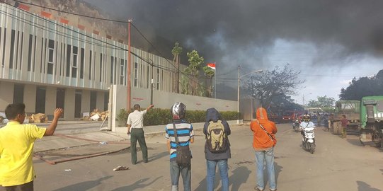 Kebakaran gudang di Tangerang merambat ke rumah warga dan restoran