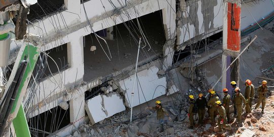 Bangunan gedung roboh di Israel, puluhan orang terjebak