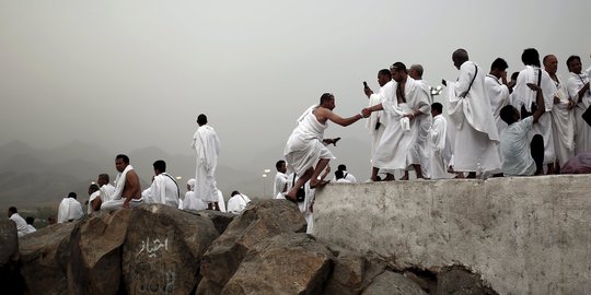 Jabal Rahmah, pohon Soekarno dan foto-foto WNI yang berserakan