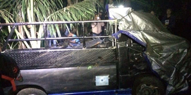 Mobil pikap rombongan takziah terguling di Batang, 16 