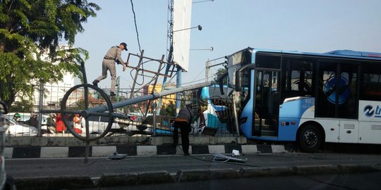 Bus Transjakarta tabrak pembatas jalan di Gunung Sahari