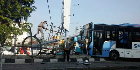 Bus Transjakarta tabrak pembatas jalan gara-gara sopir mengantuk