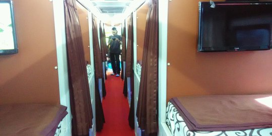 Menikmati kenyamanan dan kemewahan sleeper bus PO Brilian