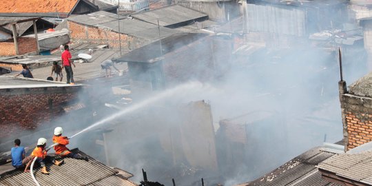 5 Rumah di Bukit Duri terbakar, 12 unit damkar dikerahkan