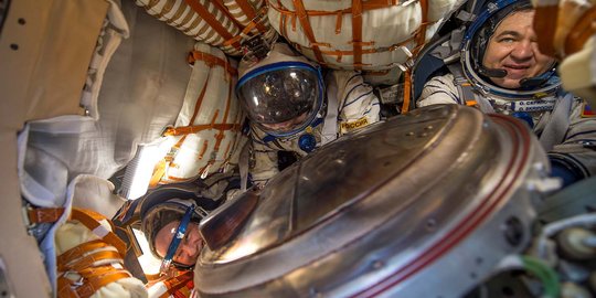 Tiga astronaut ISS kembali ke Bumi setelah 172 hari di luar angkasa