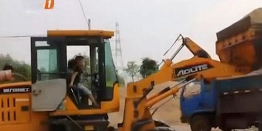 [Video] Bocah enam tahun piawai kemudikan mobil pengeruk