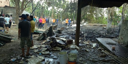 Kebakaran lapak barang bekas di Bekasi, 1 orang terjebak