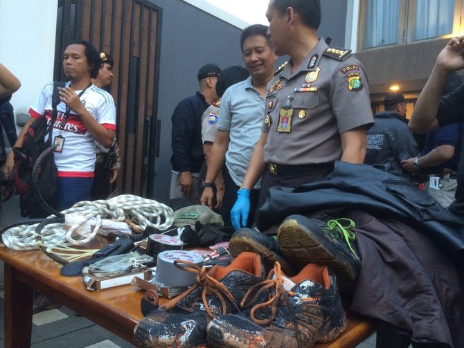 barang bukti pelaku perampokan pondok indah