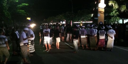 Rekan ditangkap saat tolak reklamasi, massa datangi Polda Bali