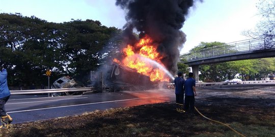 Truk BBM terbakar di tol Sidoarjo, petugas kesulitan padamkan api