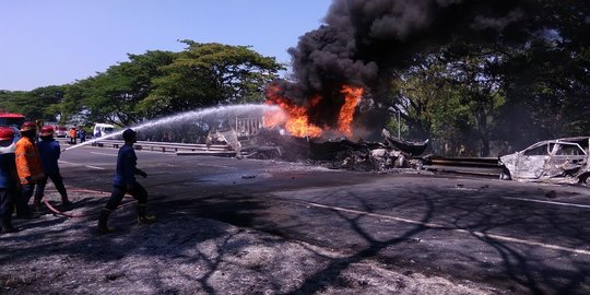 Truk BBM yang terbakar di tol Sidoarjo memakan korban jiwa