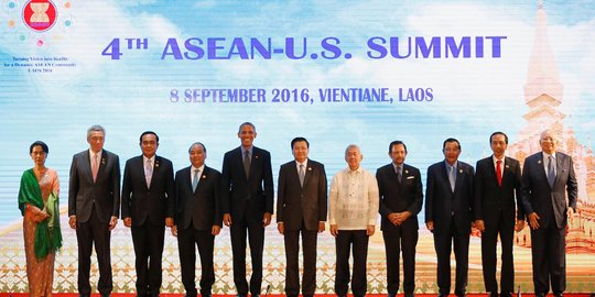 Ketika Duterte tidak ikut foto bersama Obama di ASEAN