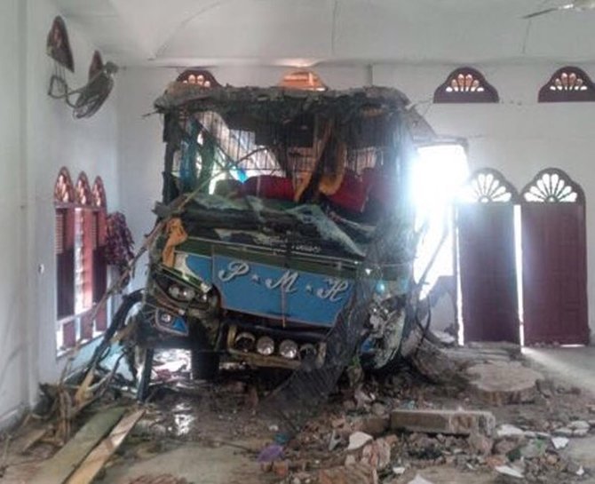 Bus PMH seruduk masjid setelah senggolan dengan truk 2 