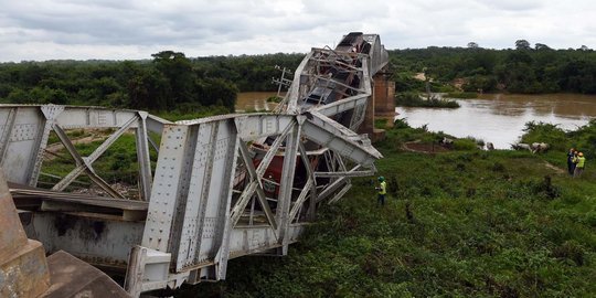 Insiden kereta terjepit jembatan ambruk di Pantai Gading
